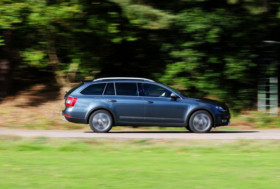  Skoda Octavia Scout 2014 года  (UK) (фото 7 из 12)